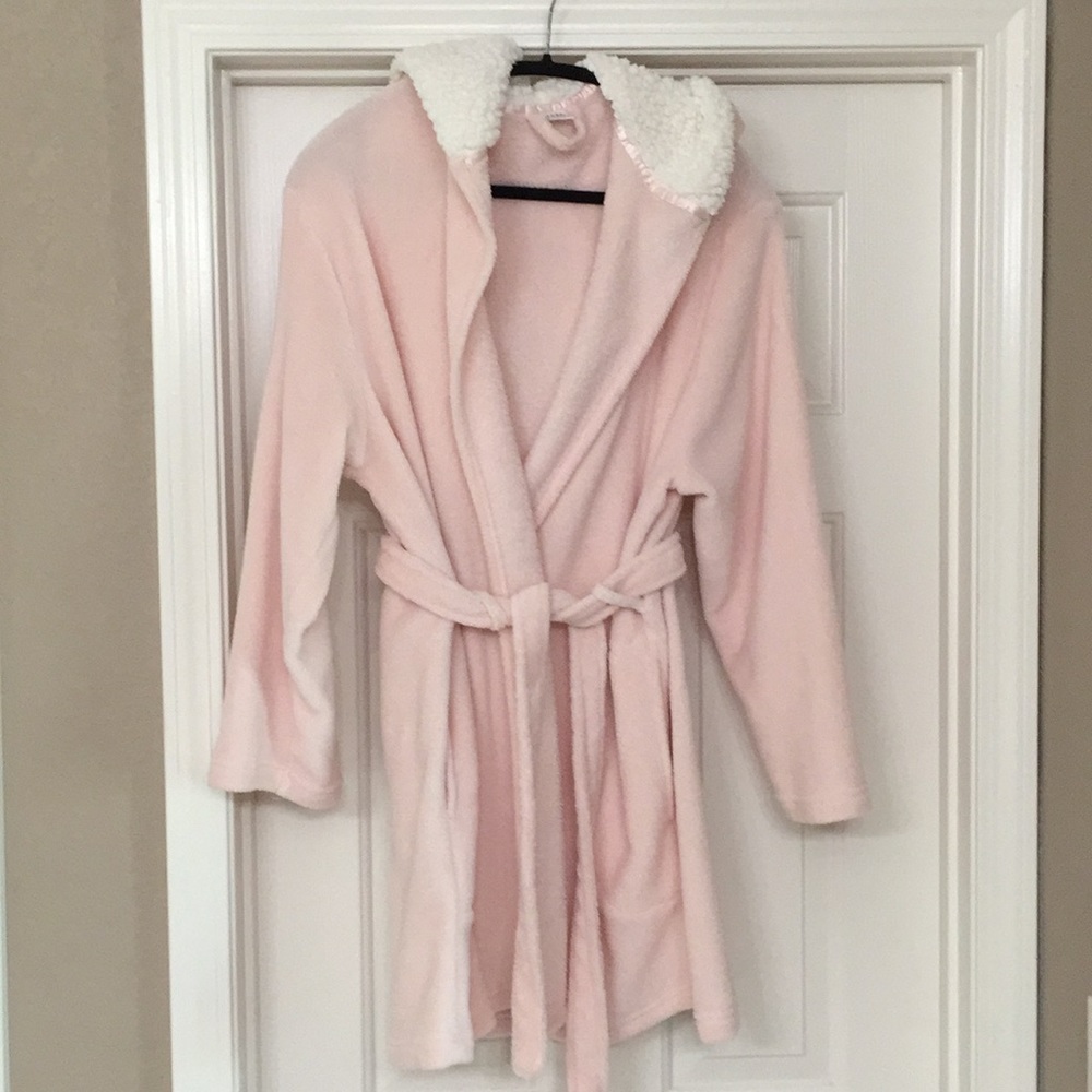Pink soft bathrobe from Ultra runs small